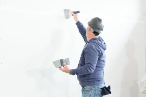 Какую финишную шпаклевку лучше выбрать для стен под обои?