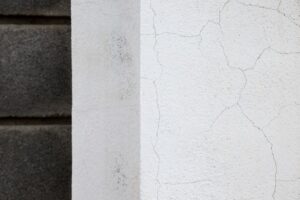 Чем заделать трещины в штукатурке