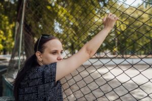 Как сделать забор из сетки рабицы
